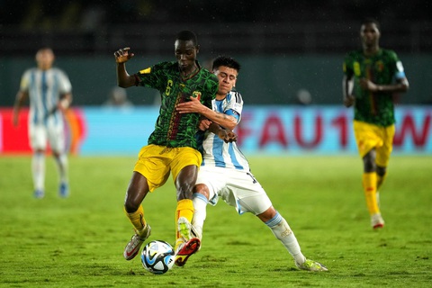 Thắng sốc Argentina, U17 Mali giành hạng ba U17 World Cup- Ảnh 1. U17 Mali (áo xanh lá) tạo ra quá nhiều bất ngờ cho U17 Argentina - Ảnh: FIFA