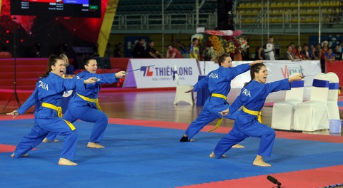 Giải vô địch Vovinam thế giới lần 7-2023: Lưu luyến ngày chia tay- Ảnh 2. 4 VĐV Ý biểu diễn đồng đội kiếm nữ giành HCV - Ảnh: GIANG LÊ