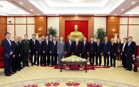 Tổng bí thư Nguyễn Phú Trọng tiếp Ngoại trưởng Trung Quốc Vương Nghị- Ảnh 4. Tổng bí thư Nguyễn Phú Trọng và ông Vương Nghị chụp ảnh cùng các quan chức hai bên tham gia cuộc tiếp - Ảnh: TTXVN