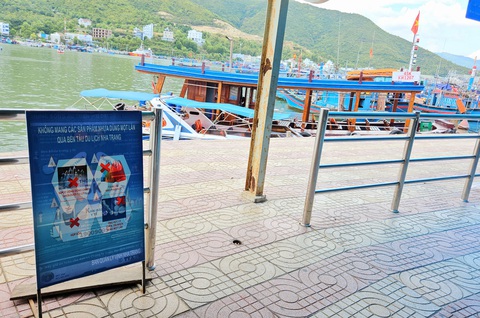 Hòn Rơm quá tải lặn biển, đề xuất 4 điểm lặn mới trong vịnh Nha Trang- Ảnh 4. Du khách được yêu cầu không mang các sản phẩm nhựa dùng một lần đi tour đảo - Ảnh: MINH CHIẾN
