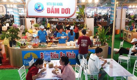 Khai mạc Festival tôm Cà Mau- Ảnh 2. Những món ăn làm bằng sản vật tại địa phương được thực khách ưu tiên chọn dùng.