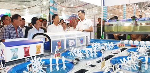 Khai mạc Festival tôm Cà Mau- Ảnh 3. Nguyên Thủ tướng Nguyễn Tấn Dũng tham quan mô hình nuôi tôm công nghệ cao tuần hoàn nước tại Festival tôm