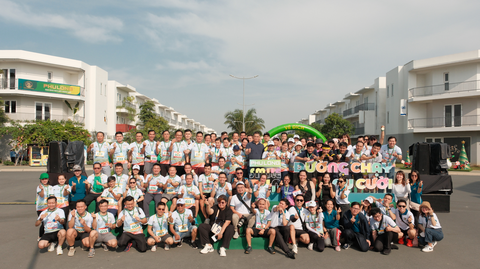 Sôi động Đường chạy nụ cười do Phú Long tổ chức- Ảnh 7. Đông đảo các runner chụp hình lưu niệm lưu giữ khoảnh khắc đáng nhớ - Ảnh: QUANG ĐỊNH