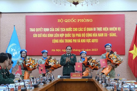Thêm 4 sĩ quan lên đường đi gìn giữ hòa bình Liên Hiệp Quốc- Ảnh 1. Thượng tướng Phùng Sĩ Tấn trao quyết định của Chủ tịch nước cho các sĩ quan đi thực hiện nhiệm vụ gìn giữ hòa bình Liên Hiệp Quốc - Ảnh: THỤY DU