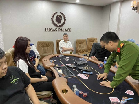 Phá đường dây đánh bạc poker hàng chục tỉ đồng tại Hà Nội- Ảnh 1. Cảnh sát làm việc với những người đánh bạc bằng hình thức poker - Ảnh: Công an cung cấp