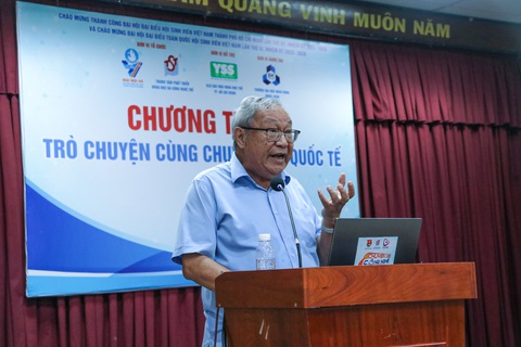 Sinh viên cần đọc nhiều sách nếu muốn hội nhập quốc tế- Ảnh 1. Giáo sư Chung Hoàng Chương trong buổi giao lưu với các sinh viên TP.HCM - Ảnh: NGỌC LÂN