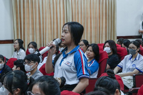 Sinh viên cần đọc nhiều sách nếu muốn hội nhập quốc tế- Ảnh 2. Sinh viên đặt câu hỏi đối thoại với giáo sư - Ảnh: KỲ PHONG