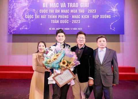 Cuộc phiêu lưu của chàng trai Mường mê nhạc cổ điển- Ảnh 1. Cảnh Trần bên bố mẹ và thầy Quốc Hưng trong lễ trao giải Cuộc thi Hát thính phòng, nhạc kịch, hợp xướng toàn quốc năm 2023 - Ảnh: NVCC