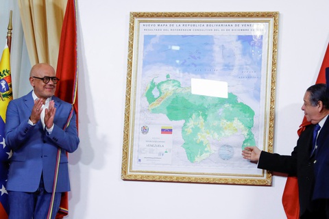 Chủ tịch Quốc hội Venezuela Jorge Rodriguez tham gia sự kiện công bố bản đồ mới, cho thấy khu vực tranh chấp Essequibo là một phần của Venezuela. Trong khi đó, Essequibo chiếm khoảng 2/3 lãnh thổ nước láng giềng Guyana - Ảnh: REUTERS Chủ tịch Quốc hội Venezuela Jorge Rodriguez tham gia sự kiện công bố bản đồ mới, cho thấy khu vực tranh chấp Essequibo là một phần của Venezuela. Trong khi đó, Essequibo chiếm khoảng 2/3 lãnh thổ nước láng giềng Guyana - Ảnh: REUTERS