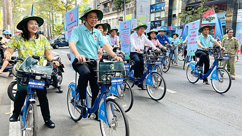 5 phường cam kết không để đường có rác, đường bẩn lãnh đạo sẽ phải chịu trách nhiệm- Ảnh 1. Lãnh đạo quận 10 đạp xe tuyên truyền người dân không xả rác ra đường phố - Ảnh: LÊ PHAN