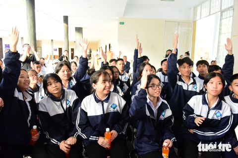 Chủ quán phở nổi tiếng tiết lộ bí kíp nấu được tô phở ngon- Ảnh 3. Các em học sinh hào hứng trả lời những câu hỏi liên quan đến Ngày của phở - Ảnh: DUYÊN PHAN