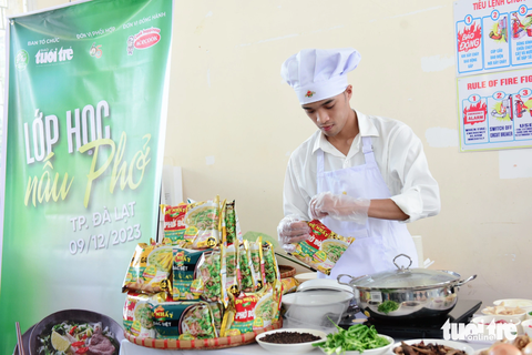 Chủ quán phở nổi tiếng tiết lộ bí kíp nấu được tô phở ngon- Ảnh 10. Đầu bếp của Acecook hướng dẫn nấu phở hiện đại - Ảnh: DUYÊN PHAN