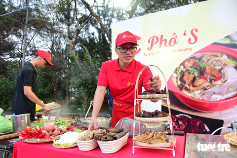 Hoa hồi vàng Nguyễn Tự Tin (Phở ‘S) chuẩn bị gia vị để nấu phở - Ảnh: DUYÊN PHAN Hoa hồi vàng Nguyễn Tự Tin (Phở ‘S) chuẩn bị gia vị để nấu phở - Ảnh: DUYÊN PHAN