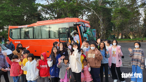 11.000 tô phở nấu xuyên đêm phục vụ thực khách phố núi Đà Lạt- Ảnh 1. Các chuyến xe của Hãng xe Phương Trang đã đưa các em nhỏ đến với chương trình rất sớm