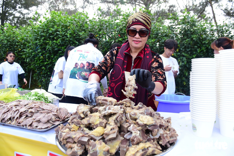 Hoa hồi bạc Vũ Thị Đào đồng hành cùng nhiều chương trình cộng đồng về phở cùng báo Tuổi Trẻ - Ảnh: DUYÊN PHAN Hoa hồi bạc Vũ Thị Đào đồng hành cùng nhiều chương trình phở cộng đồng cùng báo Tuổi Trẻ