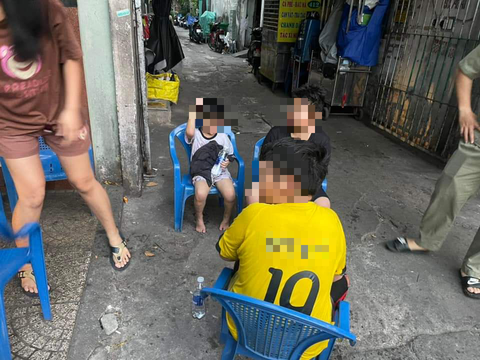 Cháy nhà, 6 người chạy ra ban công được cứu thoát- Ảnh 2. 3 trẻ em được cứu trong vụ cháy - Ảnh: PC07