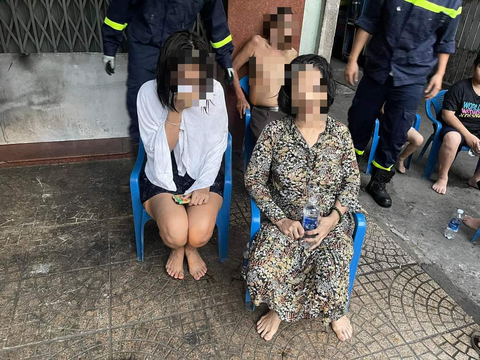 Cháy nhà, 6 người chạy ra ban công được cứu thoát- Ảnh 3. 3 người lớn cũng được đưa xuống đất an toàn - Ảnh: PC07