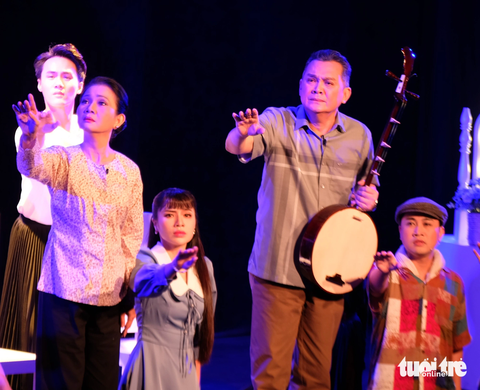 Nghệ sĩ Hữu Châu (người cầm đờn) trong vở Giáng Hương - Ảnh: LINH ĐOAN Nghệ sĩ Hữu Châu (người cầm đờn) trong vở Giáng Hương