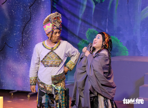 Nghệ sĩ Trung Dân (bìa trái) và Thanh Thủy trong vở Bí mật giếng làng Khủm - Ảnh: LINH ĐOAN Nghệ sĩ Trung Dân (bìa trái) và Thanh Thủy trong vở Bí mật giếng làng Khủm