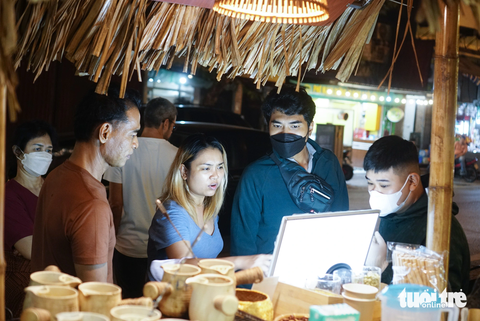 Trà sữa niêu cũng thu hút sự tò mò của du khách nước ngoài khi đến phố cổ - Ảnh: NGUYỄN HIỀN Trà sữa niêu cũng thu hút sự tò mò của du khách nước ngoài khi đến phố cổ