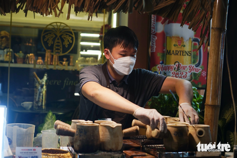 Sau khi trà sữa niêu trở thành "hot trend" ngay lập tức thức uống này được cập nhật trong menu của hàng loạt quán trà sữa - Ảnh: NGUYỄN HIỀN Sau khi trà sữa niêu trở thành "hot trend", ngay lập tức thức uống này được cập nhật trong menu của hàng loạt quán trà sữa