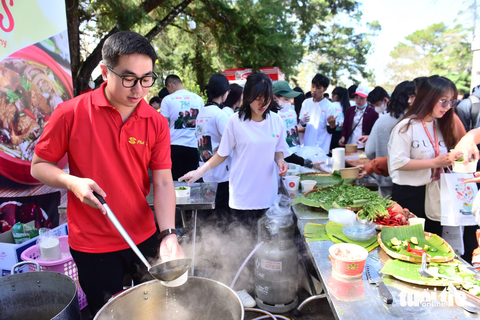 Hoa hồi vàng Nguyễn Tiến Hải làm việc hết công suất để phục vụ phở cho những vị khách tham gia chương trình - Ảnh: DUYÊN PHAN Hoa hồi vàng Nguyễn Tiến Hải làm việc hết công suất để phục vụ phở cho những vị khách tham gia chương trình