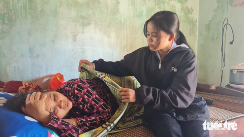 Bé Ca - cô bé đi nhặt ve chai để mua quần áo cho mẹ nhưng không đủ tiền nên không dám nhận hàng - Ảnh: LÂM THIÊN Em Phan Thị Ca, nữ sinh nhặt ve chai để mua quần áo cho mẹ nhưng không đủ tiền nên không dám nhận hàng, đang chăm sóc mẹ bệnh - Ảnh: LÂM THIÊN
