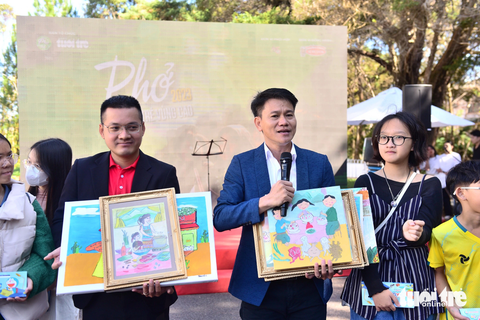 Những bức tranh phở ân tình từ nét cọ của em nhỏ Đà Lạt- Ảnh 4. Đại diện nhà tài trợ Acecook và báo Tuổi Trẻ nhận tranh tặng từ các em nhỏ Ô cửa sách