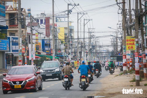 Sắp tái khởi động 2 cây cầu 'đứng hình' 5 năm ở cửa ngõ phía tây TP.HCM- Ảnh 6. Nhiều mặt bằng ở đường Tân Kỳ Tân Quý đã bàn giao, thụt vào trong hàng chục mét. Còn những hạng mục thuộc về các cơ sở hạ tầng như cột điện, dây điện vẫn đang trong quá trình chuẩn bị di dời (ghi nhận chiều 10-12) - Ảnh: CHÂU TUẤN
