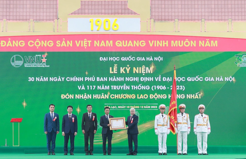 Đại học Quốc gia Hà Nội nhận Huân chương Lao động hạng nhất- Ảnh 1. Ông Đỗ Văn Chiến - chủ tịch Ủy ban Trung ương Mặt trận Tổ quốc Việt Nam - thay mặt lãnh đạo Đảng, Nhà nước trao Huân chương Lao động hạng nhất cho Đại học Quốc gia Hà Nội - Ảnh: VNU
