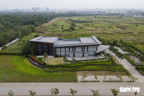 Loạt dự án văn hóa, thể thao dang dở làm 'nhức mắt' người dân TP.HCM- Ảnh 5. Một trong những dự án của khu liên hợp thể thao Rạch Chiếc là khu đô thị thể thao phức hợp Saigon Sport City với diện tích 64ha cũng trong tình trạng ngưng thi công. Được khởi công từ cuối năm 2019 và dự kiến hoàn thiện năm 2027, nhưng đến nay dự án mới chỉ có khu nhà mẫu được hoàn thành - Ảnh: THẢO LÊ
