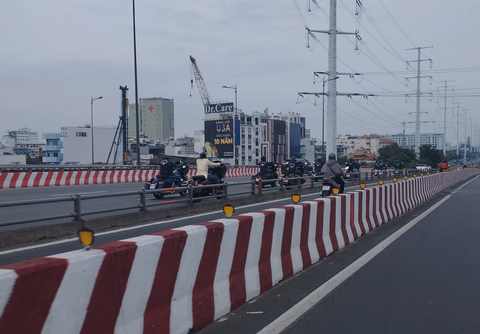 Hàng chục xe Harley ngang nhiên chạy vào làn ô tô, trích xuất camera xử lý- Ảnh 1. Đoàn mô tô chạy vào làn ô tô trên cầu Bình Lợi, sáng 10-12 - Ảnh: ANH DŨNG