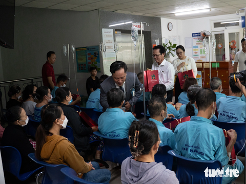 Đà Nẵng hỗ trợ người bị bệnh ung thư, suy thận mãn chạy thận nhân tạo - Ảnh 2. Trao quà cho bệnh nhân khoa ung bướu Bệnh viện Đà Nẵng đầu tháng 12-2023. Dự kiến HĐND TP Đà Nẵng sẽ xem xét thông qua việc mở rộng bảo trợ nhóm đối tượng người bệnh ung thư, suy thận - Ảnh: TRƯỜNG TRUNG