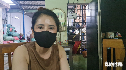 Chị Lê Thị Quỳnh Nha - chủ shop quần áo chia sẻ về câu chuyện của mình và bé Ca - Ảnh: LÂM THIÊN Chị Lê Thị Quỳnh Nha, chủ shop quần áo, chia sẻ về câu chuyện của mình và bé Ca - người "bom" hàng nhưng lại là một đứa con hiếu thảo - Ảnh: LÂM THIÊN