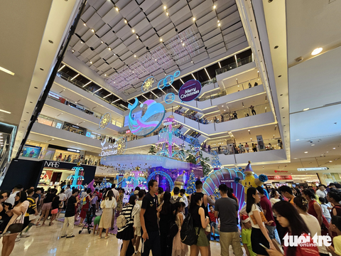 Trung tâm thương mại đông đúc khách mua sắm trước thềm Giáng sinh- Ảnh 2. Takashimaya nhộn nhịp khách mua sắm, tham quan ngày cuối tuần