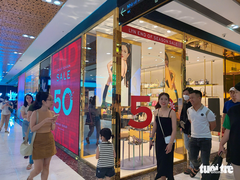 Trung tâm thương mại đông đúc khách mua sắm trước thềm Giáng sinh- Ảnh 4. Các thương hiệu tiếp tục tung khuyến mãi khủng kích cầu mua sắm dịp cuối năm