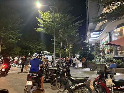 Cổ động viên quá khích đuổi theo, chửi bới CLB Thanh Hóa tận khách sạn tại Bình Định- Ảnh 2. Cổ động viên tập trung tại khách sạn CLB Thanh Hóa trú ngụ để chửi bới - Ảnh: TUẤN HỮU