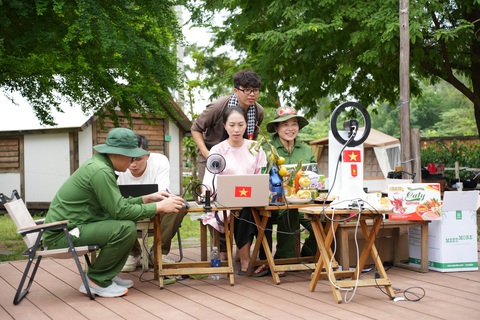 Thương mại điện tử tung khuyến mãi tới 90%, kỳ vọng đợt sale 12-12- Ảnh 1. Livestream bán hàng OCOP, các đặc sản địa phương ở Cần Giờ, TP.HCM - Ảnh: T.T