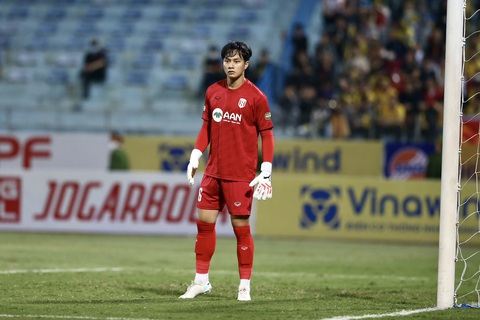 Thủ môn Cao Văn Bình có trận ra mắt Sông Lam Nghệ An tại sân chơi V-League ở thời điểm 18 tuổi 11 tháng - Ảnh: MINH ĐỨC Thủ môn Cao Văn Bình có trận ra mắt Sông Lam Nghệ An tại sân chơi V-League ở thời điểm 18 tuổi 11 tháng - Ảnh: MINH ĐỨC