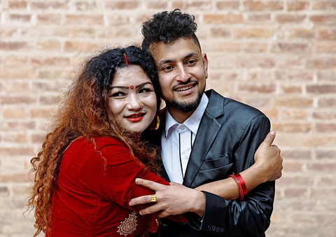 Có nên cấm chuyển đổi giới tính hai lần trở lên?- Ảnh 8. Ram Bahadur Gurung và Surendra Pandey kết hôn ngày 1-12-2023, trở thành cặp đôi đồng giới đầu tiên kết hôn ở Nepal - Ảnh: Reuters