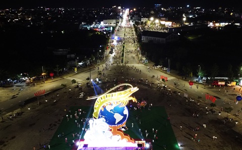 Khai mạc Festival tôm Cà Mau- Ảnh 1. Biểu tượng tôm Cà Mau cao hàng chục mét được đặt tại nơi tổ chức festival