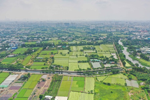 Sau 24 năm, khu quy hoạch công viên vẫn như 'mảnh vườn' hoang sơ- Ảnh 1. Nhìn từ trên cao, khu đất chủ yếu là đất nông nghiệp hoặc đất của người dân cho thuê trồng trọt nông nghiệp - Ảnh: QUANG ĐỊNH