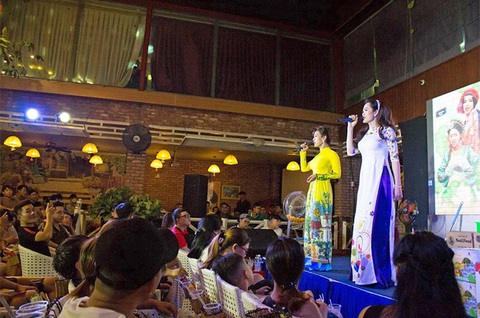 Có nên cấm chuyển đổi giới tính hai lần trở lên?- Ảnh 1. Những bóng hồng chuyển giới biểu diễn tại một quán cà phê ở quận 10 (TP.HCM) - Ảnh: MỄ THUẬN