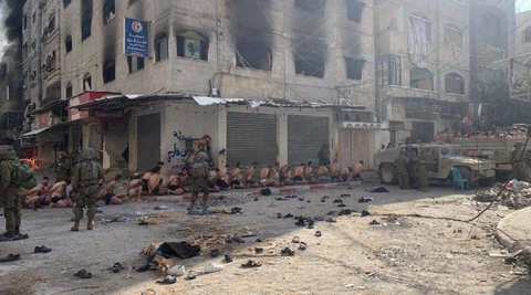 Israel tung ảnh nhiều người ở trần giơ tay đầu hàng ở Gaza- Ảnh 2. Những người Palestine bị bắt đang ngồi trên đường phố ở Beit Lahia, phía bắc Dải Gaza ngày 8-12 - Ảnh: REUTERS
