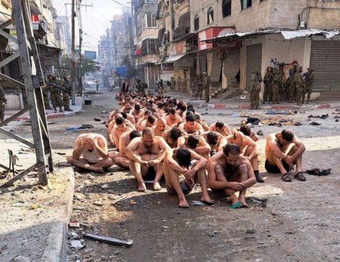 Israel tung ảnh nhiều người ở trần giơ tay đầu hàng ở Gaza- Ảnh 3. Người Palestine bị quân đội Israel bắt giữ ở Beit Lahia ngày 8-12 - Ảnh: REUTERS