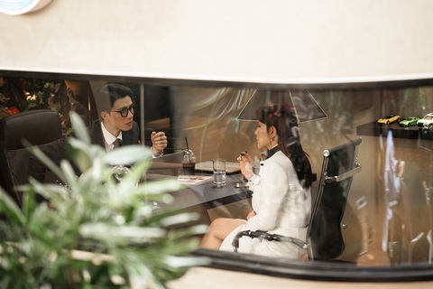Lộ diện bộ 3 trai đẹp 'bất ổn' của Trên bàn nhậu dưới bàn mưu- Ảnh 3. Ngọc Vàng và Khả Như trong một cảnh quay