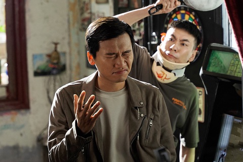 Lộ diện bộ 3 trai đẹp 'bất ổn' của Trên bàn nhậu dưới bàn mưu- Ảnh 6. “Mr. Cần Trô” - Xuân Nghị trở thành một “dấu chấm hỏi” khi lần lượt đứng cùng khung hình với nhóm bạn “săn mồi” lẫn “tổng tài” Trực.