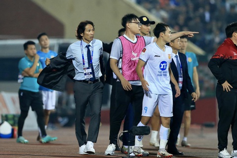 Xô xát, huých nhau tại vòng 5 V-League, nhiều án phạt nguội chờ các đội bóng- Ảnh 1. HLV Gong Oh Kyun cởi áo đòi ăn thua đủ với Trần Văn Kiên - Ảnh: HOÀNG TÙNG
