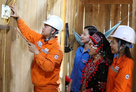 EVNNPC triển khai nhiều hoạt động hỗ trợ khách hàng trong Tháng tri ân- Ảnh 1. EVNNPC triển khai nhiều hoạt động hỗ trợ khách hàng trong Tháng tri ân- Ảnh 1.
