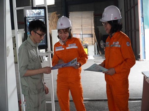EVNNPC triển khai nhiều hoạt động hỗ trợ khách hàng trong Tháng tri ân- Ảnh 2. EVNNPC triển khai nhiều hoạt động hỗ trợ khách hàng trong Tháng tri ân- Ảnh 2.